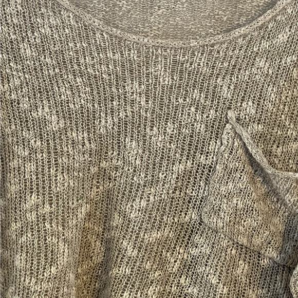 Women's Hollister Beige Cropped  Light Knit  Sweater Size XS/S - Picture 4 of 4